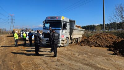 Bursa’nın Orhangazi ilçesinde, döküm sahasına toprak boşaltan bir kamyonun damper