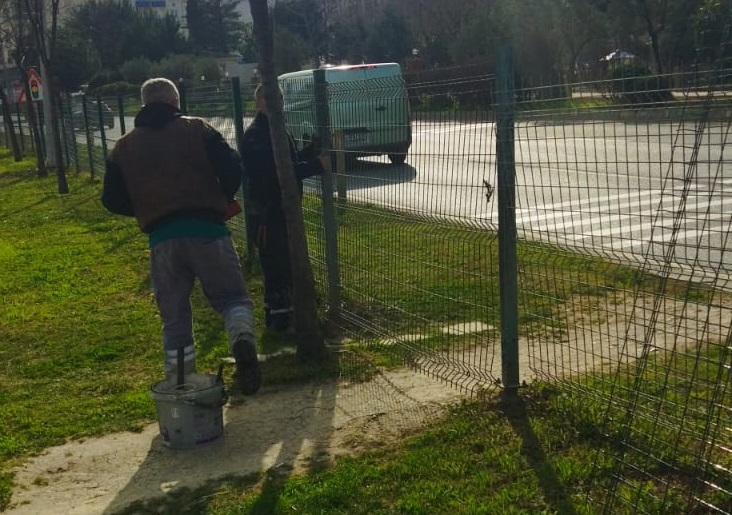 Bursa’nın Orhangazi ilçesinde, yayaların tehlikeli geçişlerini engellemek amacıyla orta refüje