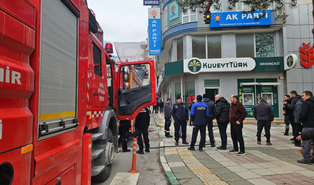 Bursa'nın Orhangazi ilçesinde Cumhuriyet alanında bulunan bir bankanın şubesinde yangın