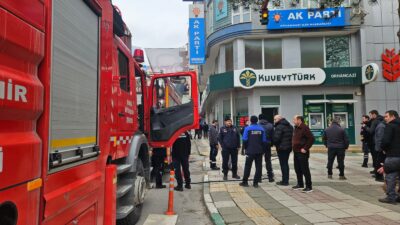 Bursa'nın Orhangazi ilçesinde Cumhuriyet alanında bulunan bir bankanın şubesinde yangın