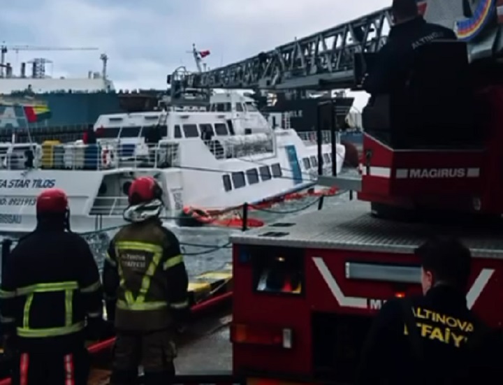 Yalova'da Tersaneler Bölgesi’nde fırtına nedeniyle sürüklenen bir gemide mahsur kalan