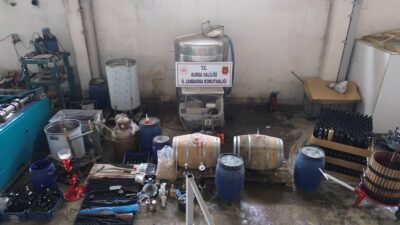 Bursa’nın İznik ilçesinde jandarma ekipleri, kaçak içki üretilen depoya baskın