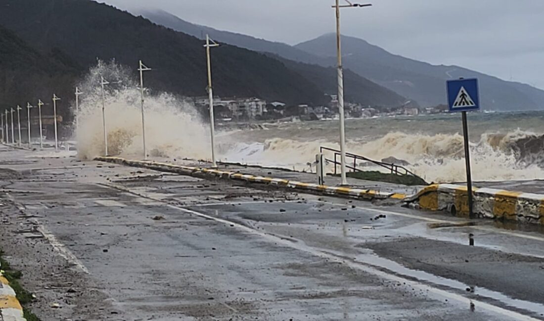 Marmara Bölgesi’ni etkisi altına alan şiddetli fırtına, Yalova’nın Esenköy beldesinde