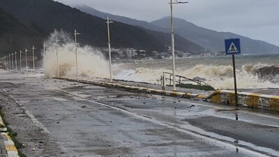 Marmara Bölgesi’ni etkisi altına alan şiddetli fırtına, Yalova’nın Esenköy beldesinde