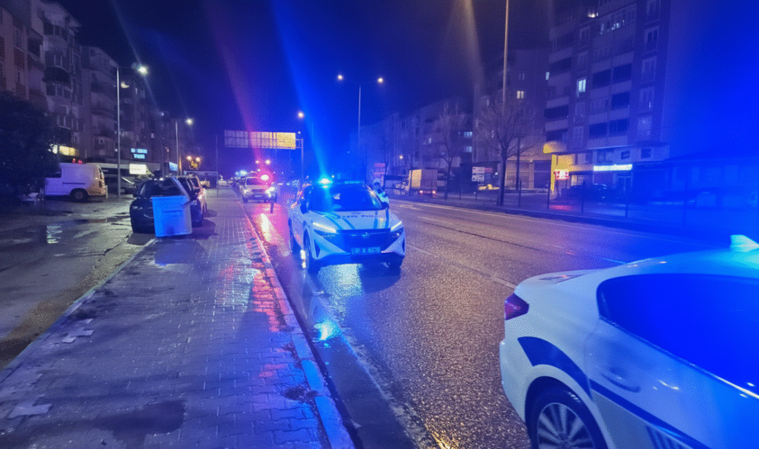 Bursa'nın Orhangazi ilçesinde ana yol üzerinde meydana gelen trafik kazasında,