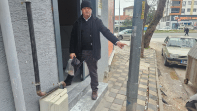 Bursa'nın Orhangazi ilçesinde altı katlı bir apartmanın giriş kapısının önünde