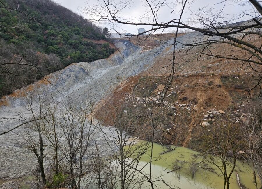 Bursa’nın Yenişehir ilçesine bağlı Kirazlıyayla Mahallesi, Meyra Madencilik’e ait atık