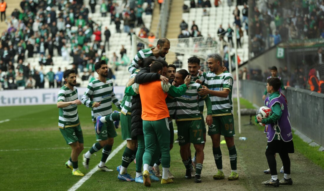 Nesine 2.ligte Lider Bursaspor, kendi evinde konuk ettiği 68 Aksarayspor'u