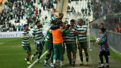 Nesine 2.ligte Lider Bursaspor, kendi evinde konuk ettiği 68 Aksarayspor'u
