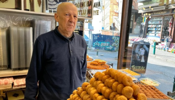 Bursa'ya özgü Ramazan helvası, bu yıl da tezgâhlarda yerini aldı.