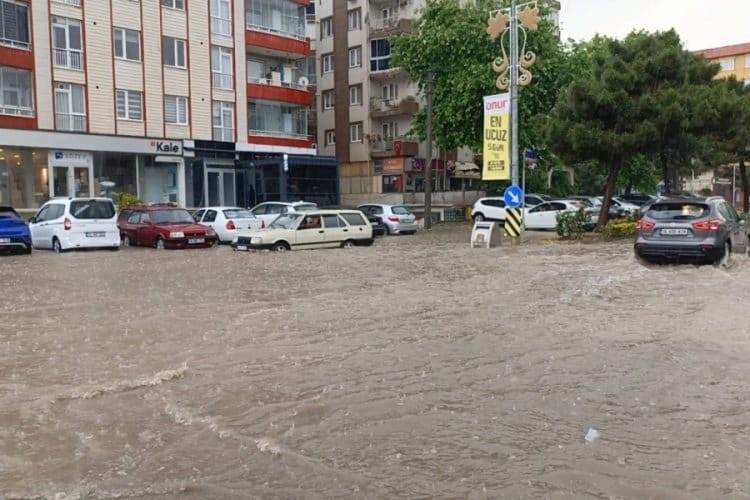 Bursa Valiliği, şehir genelinde etkili olması beklenen şiddetli sağanak yağışlara