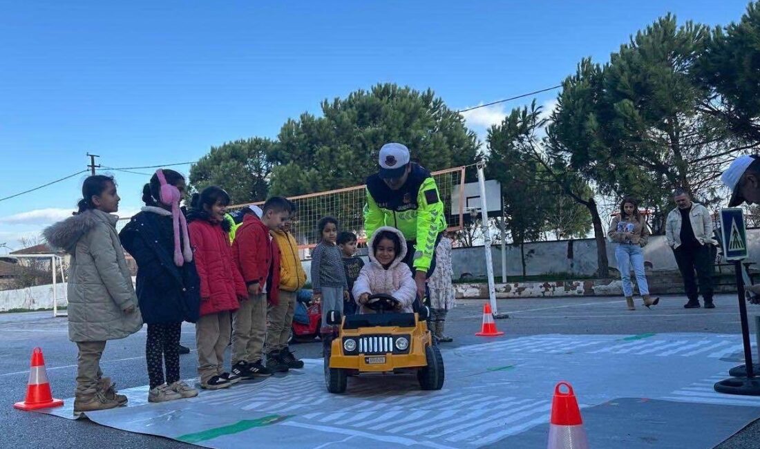 Bursa İl Jandarma Komutanlığına bağlı Trafik Jandarması ekipleri, geleceğin sürücüleri