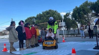 Bursa İl Jandarma Komutanlığına bağlı Trafik Jandarması ekipleri, geleceğin sürücüleri