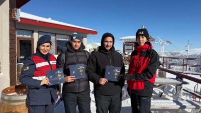 Bursa İl Jandarma Komutanlığı ekipleri, kış turizminin merkezi Uludağ’da vatandaşlarla