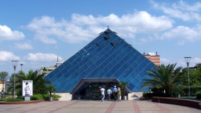 Son zamanlarda günlük yaşamın merkezinde yer alan alışveriş merkezleri, ticaretten