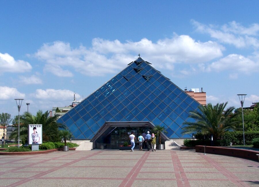 Son zamanlarda günlük yaşamın merkezinde yer alan alışveriş merkezleri, ticaretten