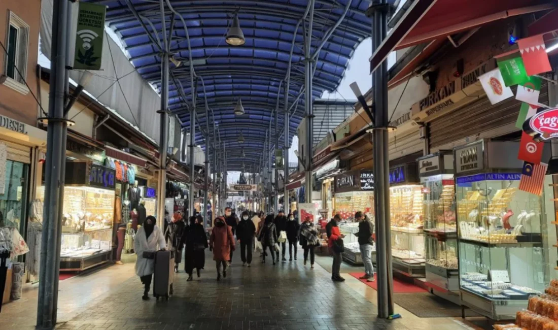 Bursa'nın tarihi alışveriş noktalarından Uzun Çarşı'da bayram yoğunluğu başladı. Esnaf,