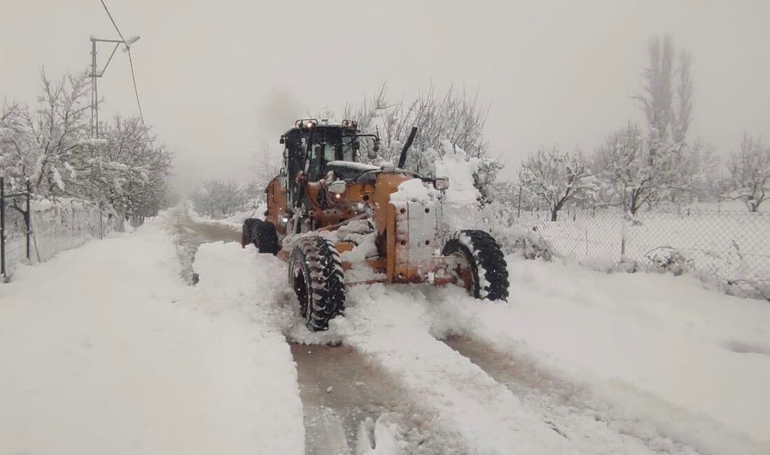 Bursa'da gece saatlerinde sağanak yağış sıcaklıkların sıfırın altına düşmesi ile