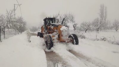 Bursa'da gece saatlerinde sağanak yağış sıcaklıkların sıfırın altına düşmesi ile