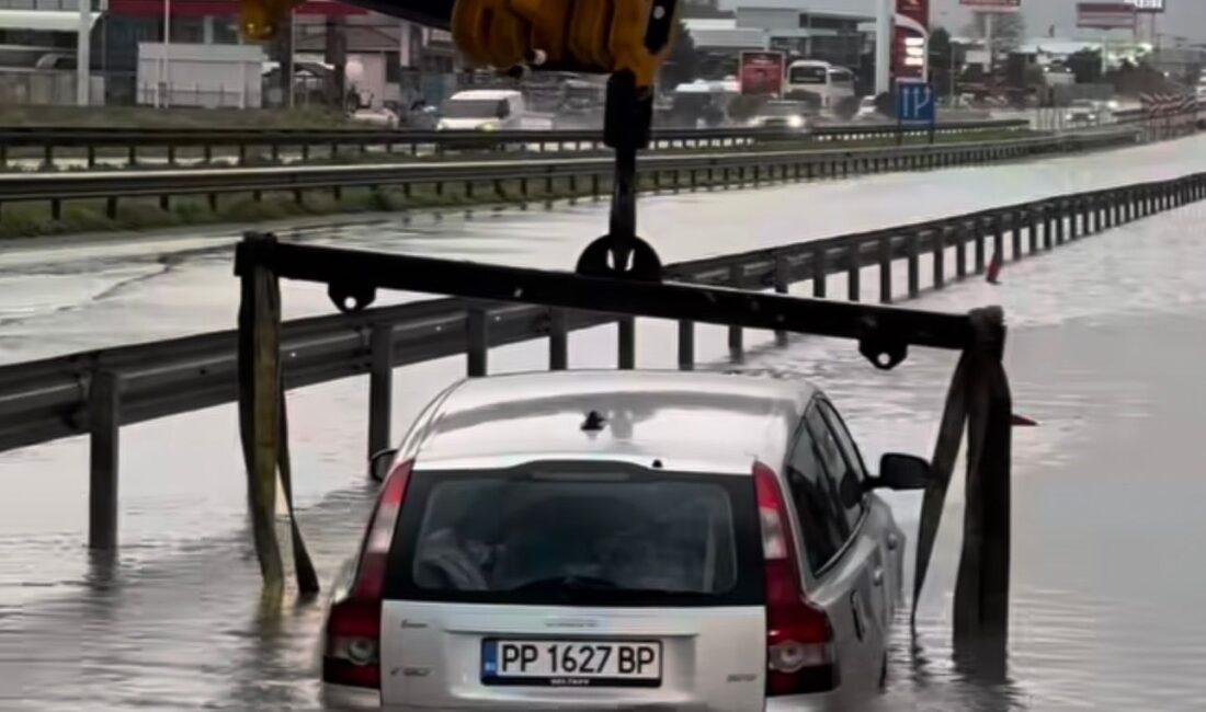 Bursa'da, Gemlik - Orhangazi yolu üzerinde oluşan su birikintisine giren