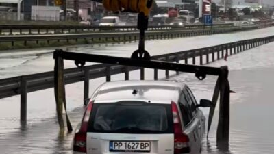 Bursa'da, Gemlik - Orhangazi yolu üzerinde oluşan su birikintisine giren