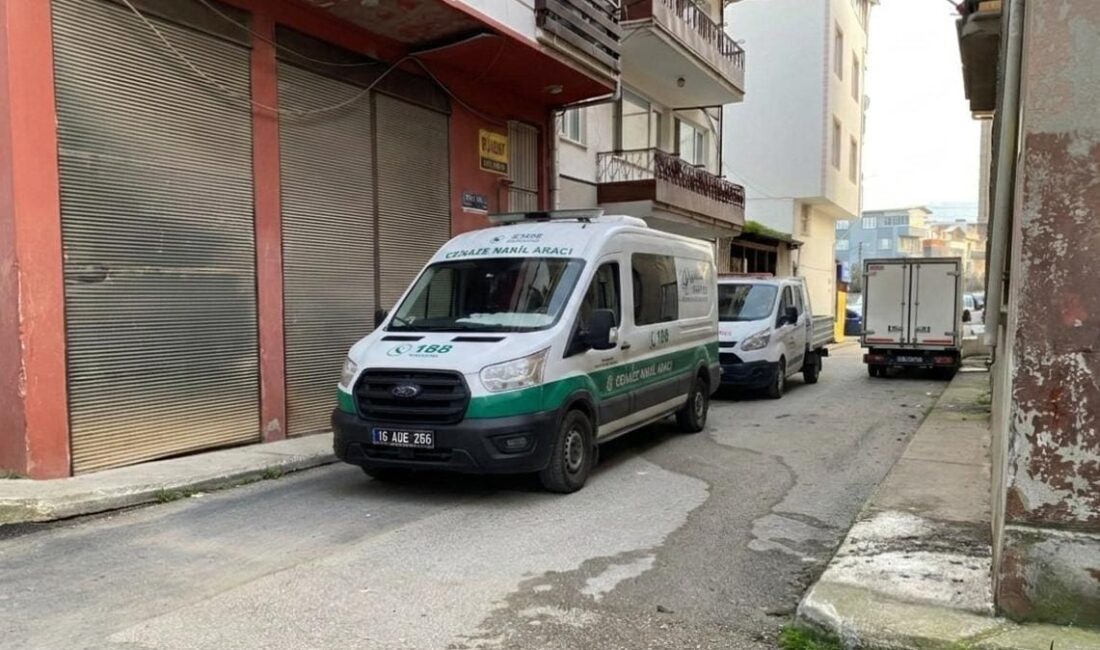 Bursa’nın Orhangazi ilçesinde yalnız yaşadığı evinde komşuları tarafından hareketsiz halde