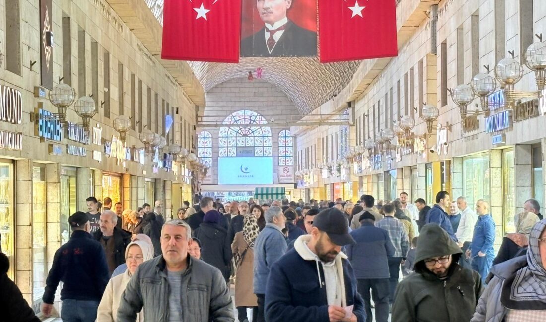 Altın fiyatlarındaki gerileme Bursa’da vatandaşları harekete geçirdi. Kuyumcular Çarşısı’nda sabahın