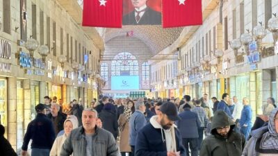 Altın fiyatlarındaki gerileme Bursa’da vatandaşları harekete geçirdi. Kuyumcular Çarşısı’nda sabahın