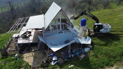 Bursa'nın İznik ilçesinde tarım alanlarına kaçak olarak inşa edilen yapılar