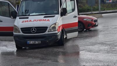 Bursa’nın Orhangazi ilçesinde, içinde hasta bulunan bir ambulans, kavşaktan dönüş