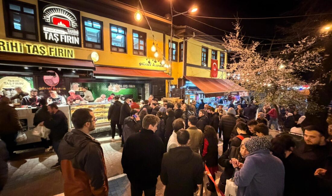 Bursa'da Ramazan ayının en canlı noktalarından biri olan Abdal Meydanı'nda