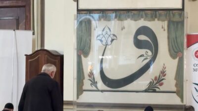 Bursa Ulu Camii’nde hat sanatıyla yazılmış “vav” harfleri ziyaretçilerin en