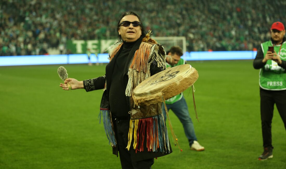 Bursaspor-Güzide Gebzespor karşılaşma öncesi usta sanatçı Gökhan Kırdar, gerçekleştirdiği 'cendere'