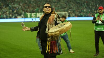 Bursaspor-Güzide Gebzespor karşılaşma öncesi usta sanatçı Gökhan Kırdar, gerçekleştirdiği 'cendere'