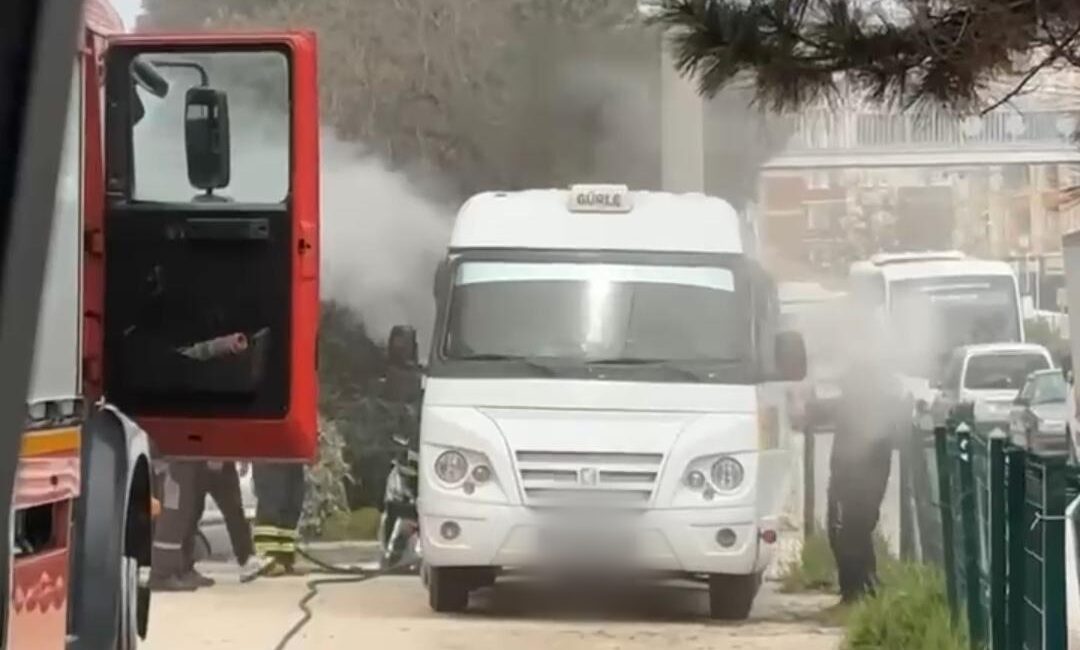 Bursa'nın Orhangazi ilçesinde Park halindeki bir yolcu minibüsünde yangın çıktı.