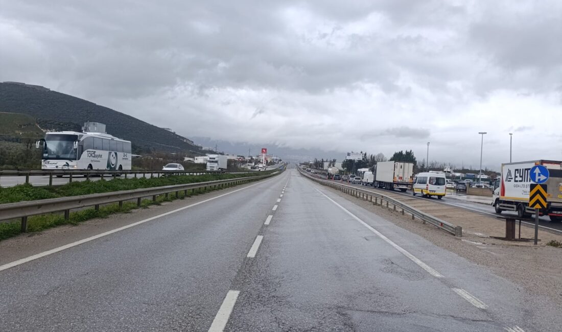 Bursa'nın Orhangazi ilçesinde sağanak yağışlar sonrasında kapanan ana yol, ekiplerin