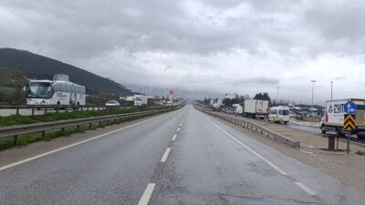 Bursa'nın Orhangazi ilçesinde sağanak yağışlar sonrasında kapanan ana yol, ekiplerin