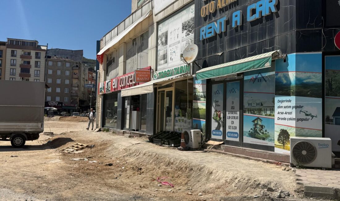 Bursa’nın Orhangazi ilçesinde, yıkılan terminal alanında devam eden inşaat çalışmaları