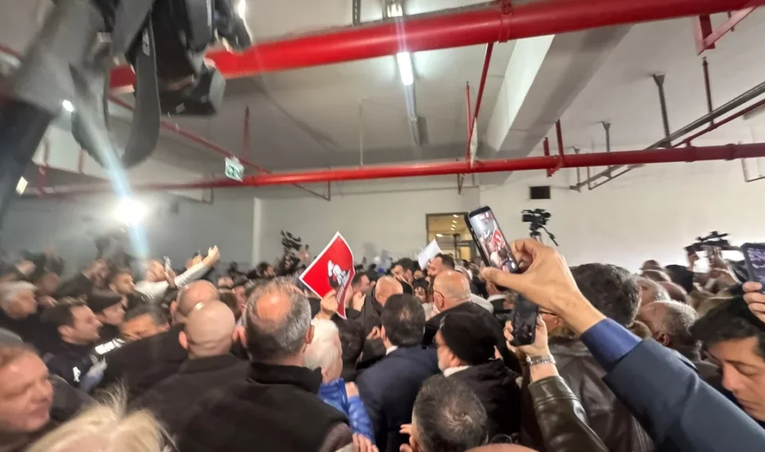 Bursa'da Cumhuriyet Halk Partisi (CHP) teşkilatı, Bursa Büyükşehir Belediyesi binasına