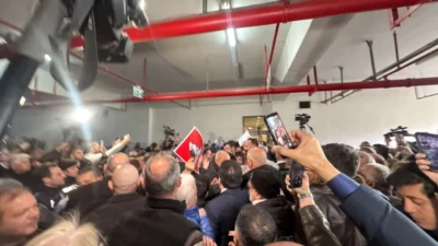 Bursa'da Cumhuriyet Halk Partisi (CHP) teşkilatı, Bursa Büyükşehir Belediyesi binasına
