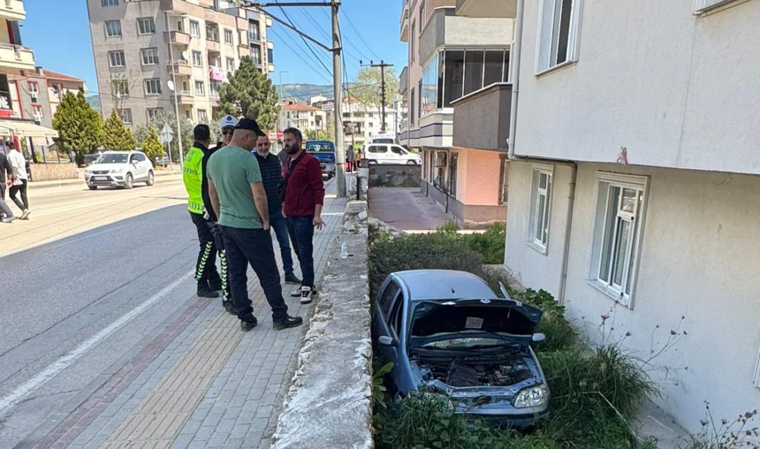 Bursa'nın Orhangazi ilçesinde şehir içinde kontrolden çıkan otomobil, bir sitenin