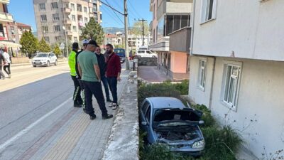 Bursa'nın Orhangazi ilçesinde şehir içinde kontrolden çıkan otomobil, bir sitenin