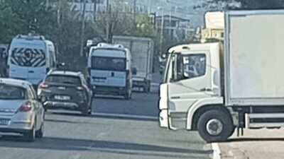 Bursa’nın Orhangazi ilçesinde, bir zincir markete ürün getiren kamyonun ana