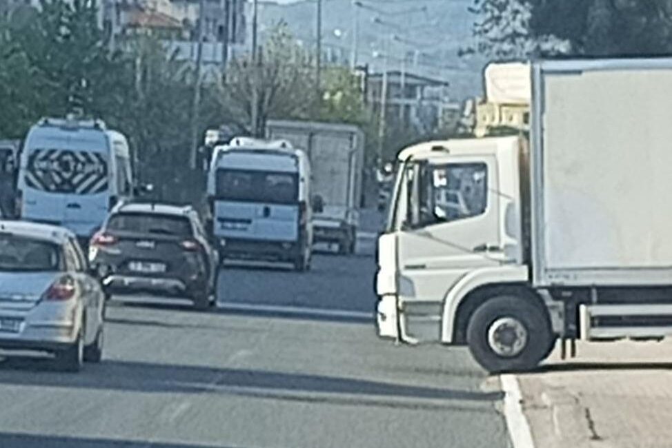 Bursa’nın Orhangazi ilçesinde, bir zincir markete ürün getiren kamyonun ana