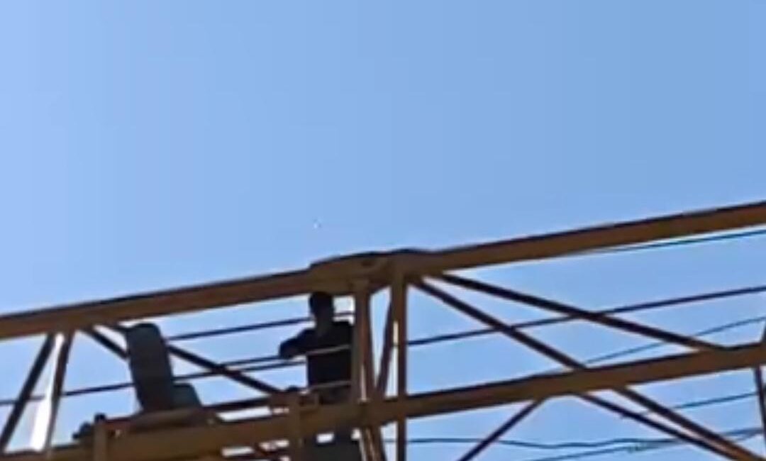 Yalova’da yapımı süren bir inşaatta çalışan işçilerden biri, maaşlarını alamadıkları