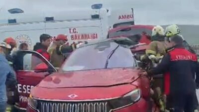 Gebze-Orhangazi-İzmir Otoyolu Bursa istikametinde, yağışlı hava nedeniyle kayganlaşan yolda kontrolden