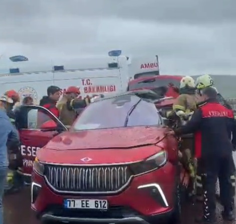 Gebze-Orhangazi-İzmir Otoyolu Bursa istikametinde, yağışlı hava nedeniyle kayganlaşan yolda kontrolden