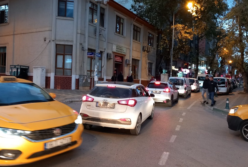 Bursa'nın Orhangazi ilçesinde her geçen gün artan araç sayısı ilçenin