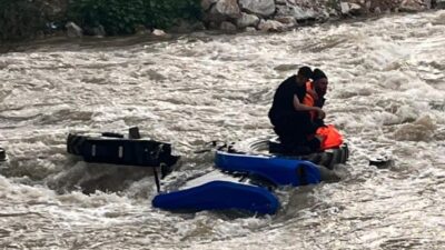 ​Bursa'nın Yenişehir ilçesinde, yoğun akan bir dereden karşıya geçmeye çalışan