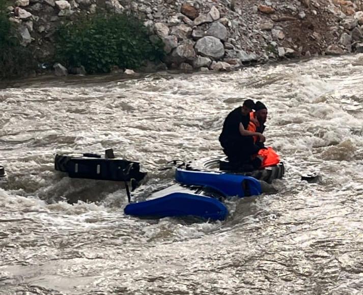 ​Bursa'nın Yenişehir ilçesinde, yoğun akan bir dereden karşıya geçmeye çalışan